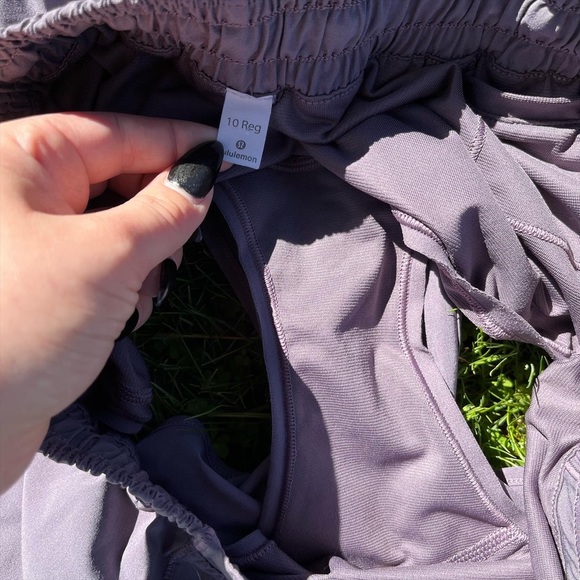 Lululemon Hotty Hot Short II LR *2.5" - Picture 4 of 9